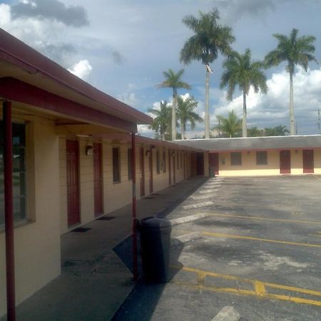 Palm City Motel ฟอร์ตไมเยอร์ ภายนอก รูปภาพ